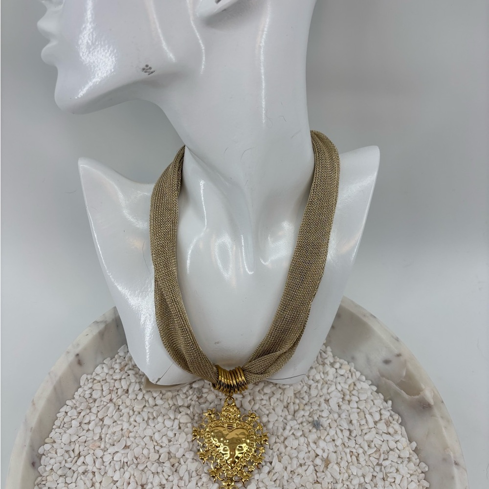 Vintage Gold Mesh Heart Pendant Necklace. Excellent condition. Statement piece - Picture 4 of 6